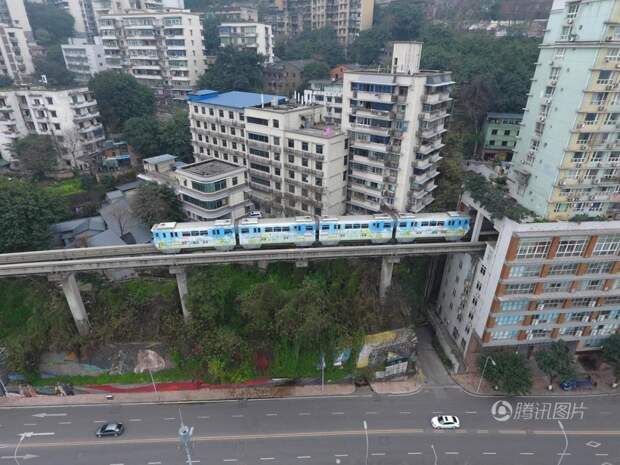В Китае поезд проезжает прямо через жилой дом жилой дом, китай, поезд