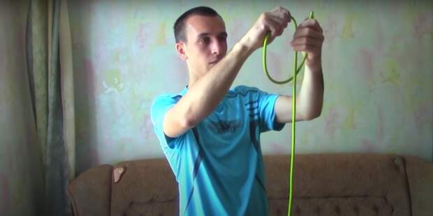 Захват и фиксация образованной петли в левой руке. /Фото: youtube.com/watch?v=a-q8CNgu3GE&ab_channel=KulibinTV