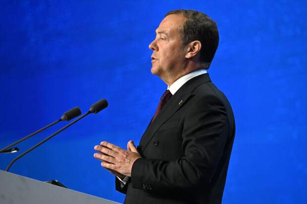 Медведев: Запад развивается, отнимая ресурсы глобального Юга