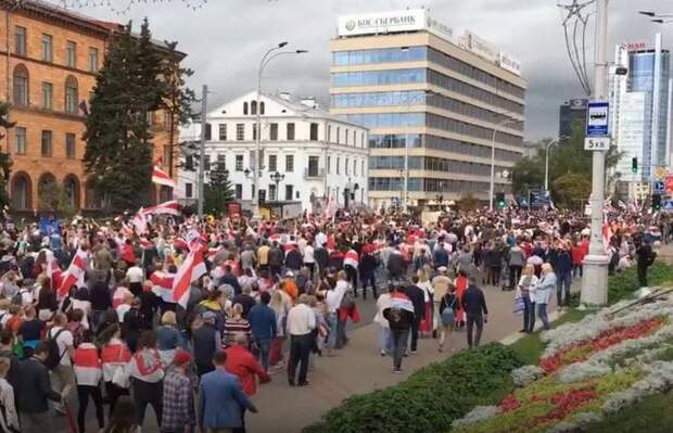 Силовики готовы к противостоянию: на улицы Минска вышла бронетехника Силовики готовы к противостоянию: на улицы Минска вышла бронетехника