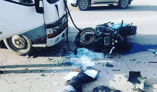 «Даже без каски»: серьёзное ДТП с участием грузовика и мотоцикла произошло в Приморье