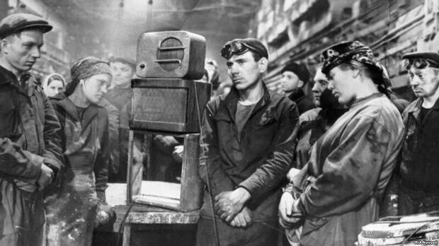 Рабочие завода Динамо слушают сообщение о смерти Иосифа Сталина. Фото Д. Бальтерманца: СССР, фото, это интересно