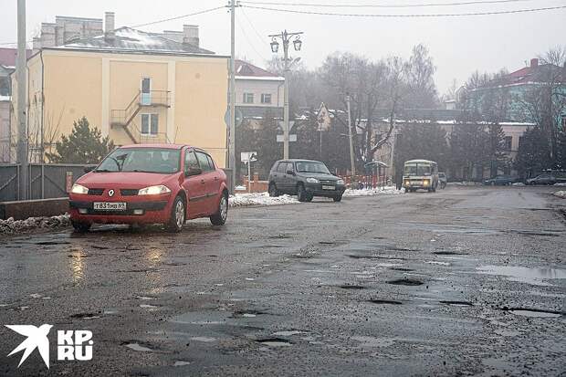 Дорожное покрытие в Ржеве - словно после недавней бомбежки. Фото: Михаил ФРОЛОВ
