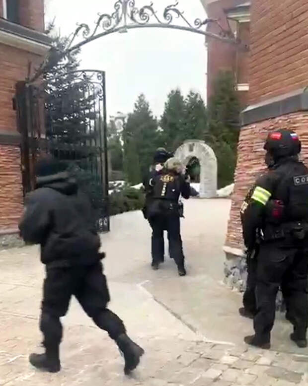 Бойцы СОБР на территории дома мытищинского стрелка