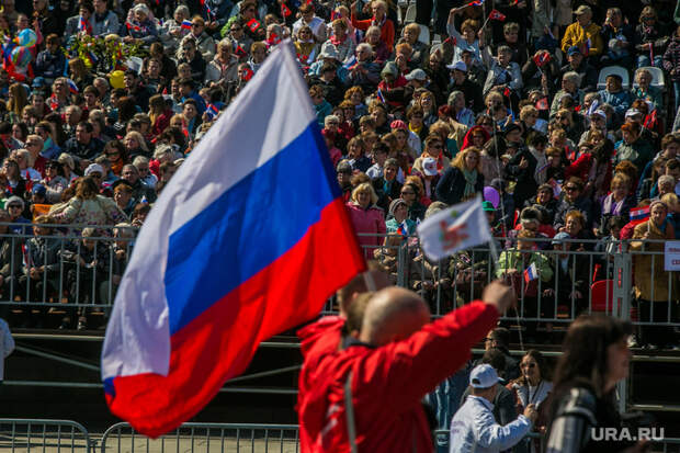 Первомайская демонстрация на Красной площади. Москва, триколор, флаг россии