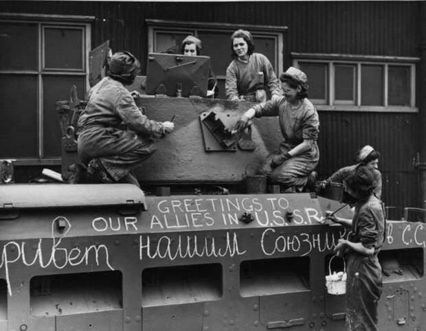 Американские работницы подписывают танк.