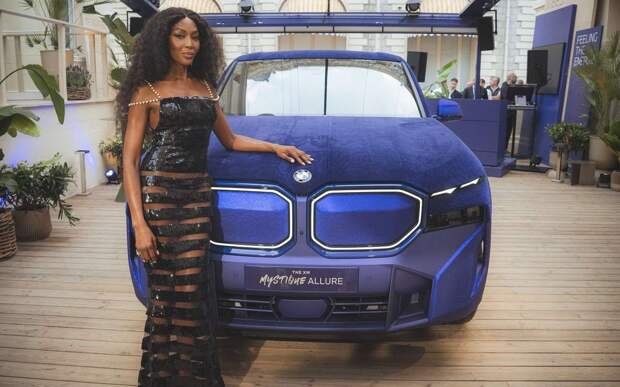 Цвет настроения синий: на кинофестивале в Каннах показали BMW в бархате и блестках