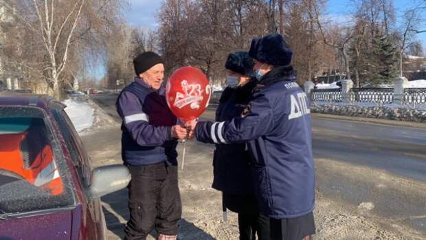 В Невьянске сотрудники ДПС поздравили мужчин с предстоящим праздником