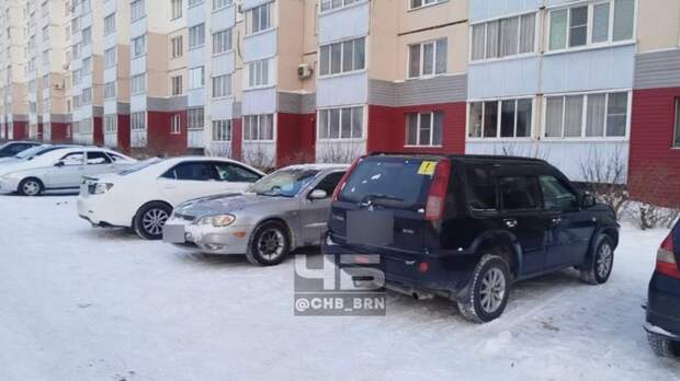 Барнаульцы пожаловались на регулярные нарушения правил парковки на улице Малахова