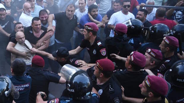 Спецназ в Ереване применил против протестующих светошумовые гранаты