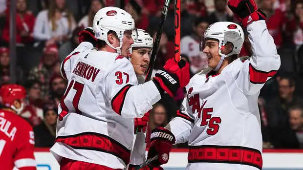 Свечников и Кочетков внесли вклад в победу «Каролины» над «Айлендерс»