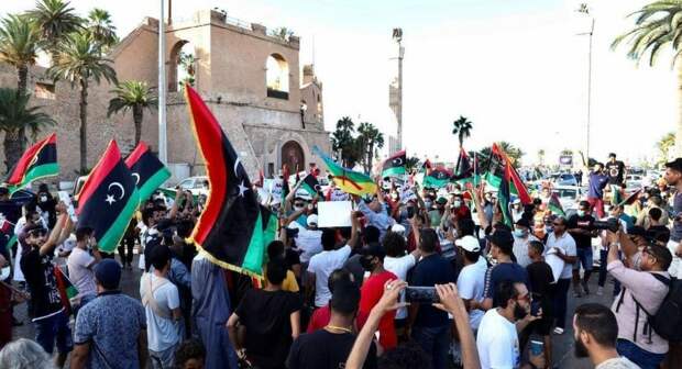 Беспорядки в Триполи: ливийцы выступили против режима ПНС