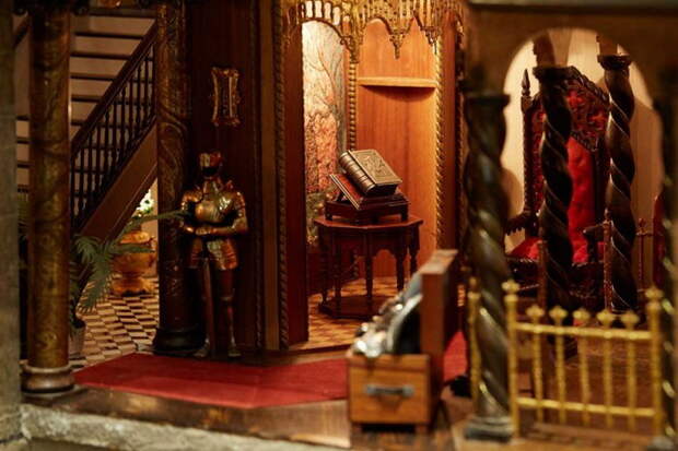 Интерьер замка. Источник: astolatdollhousecastle.com