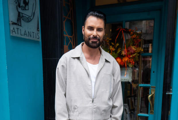 Телеведущий попал в неловкую ситуацию в прямом эфире из-за расстегнутой ширинки