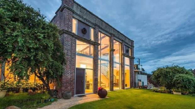 Австралийская пара за 5 лет превратила заброшенную полуразрушенную подстанцию в первоклассный особняк (фото)