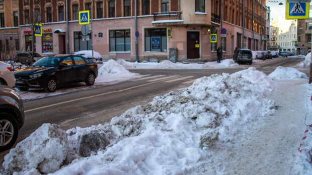 Власти Петербурга игнорируют жалобы жителей города на некачественную уборку снега