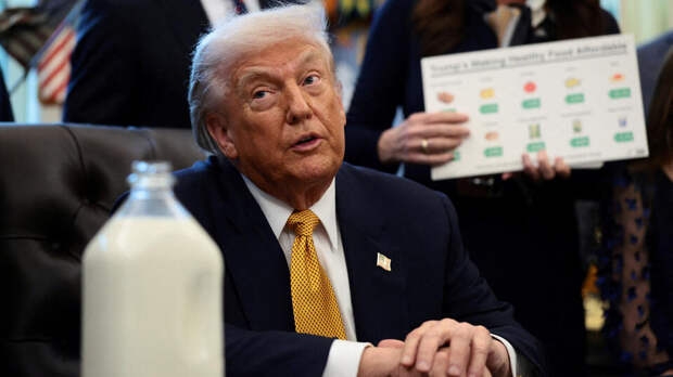 Трамп предложил журналистам скисшее молоко во время подписания указов