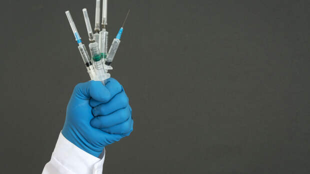 РИАН: обновленная вакцина от ковида поступит в клиники Москвы и России в декабре
