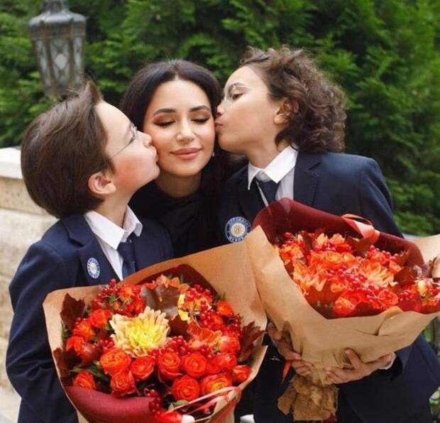 Певица Зара с сыновьями