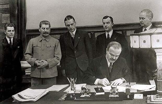 Подписание наркомом иностранных дел В. Молотовым Договора о дружбе и взаимопомощи между СССР и Латвийской республикой (700x449, 93Kb)