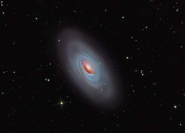 M 64 — это Спящая Красавица, галактика Чёрный Глаз в созвездии Волосы Вероники