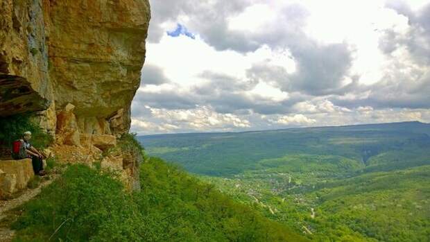 Внизу видно посёлок Мезмай и реку Курджипс