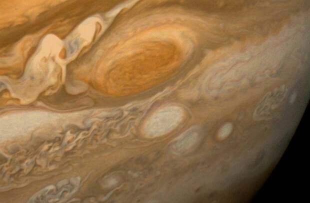 Гигантский шторм Юпитере.