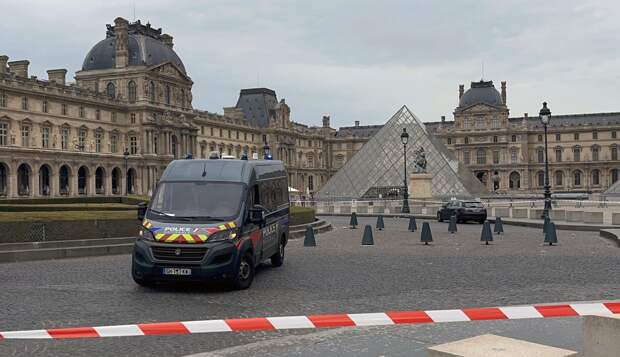 Опубликованы кадры ограбления Лувра