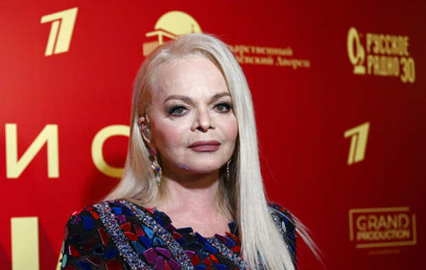 Близкий мужчина перегородил дорогу ради Ларисы Долиной