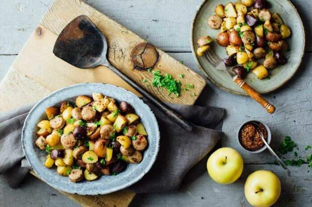 Картошка с яблоками. \ Фото: healthyseasonalrecipes.com.