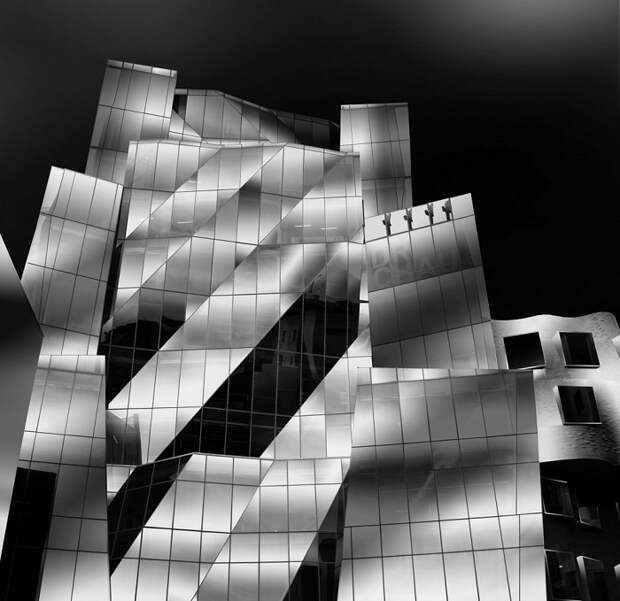 3-е место в номинации «Архитектура» присуждено австралийскому фотографу Сяопину Сонгу (Xiaopeng Song) за снимок здания, спроектированного Фрэнком Гери. 3-е место в номинации «Архитектура» присуждено австралийскому фотографу Сяопину Сонгу (Xiaopeng Song) за снимок здания, спроектированного Фрэнком Гери.
