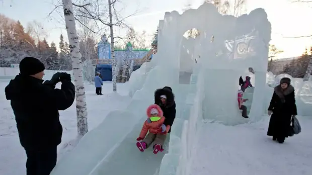 В Екатеринбурге из-за тепла обрушилась часть стены ледяного городка