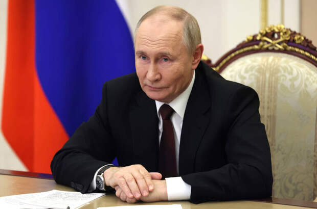 Путин поздравил российских женщин с 8 Марта