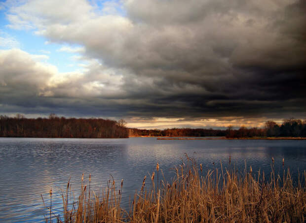 Incoming_Storm_clouds,_Minsi_Lake,_Northampton_County