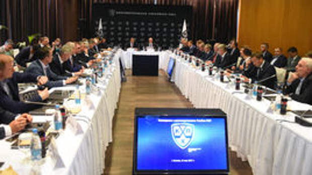 Среда. Москва. Члены совета директоров КХЛ обсуждают стратегию лиги.