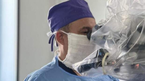 Алматинские нейрохирурги провели сложную операцию пациенту с опухолью спинного мозга