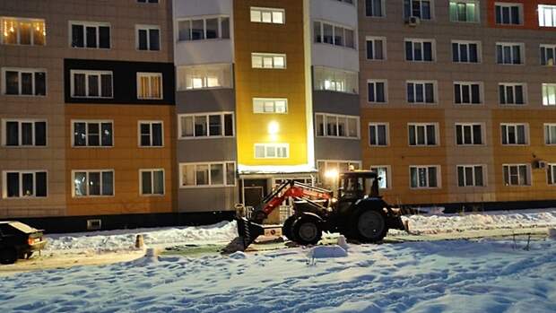 Жильцы дома на Титова пожаловались на кучи снега во дворе после работы спецтехники