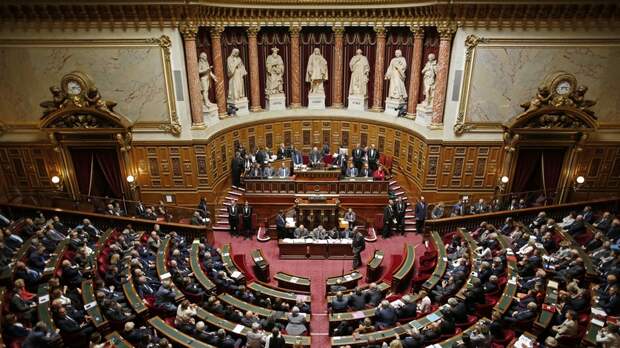 Times: досадное напоминание о нацистской оккупации — в сенате Франции обнаружился бюст Гитлера