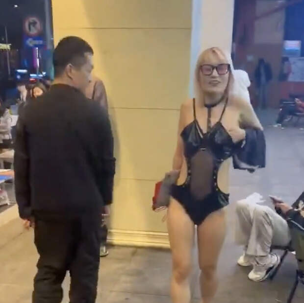 Женщина занялась сексом на улице на глазах у сотен прохожих