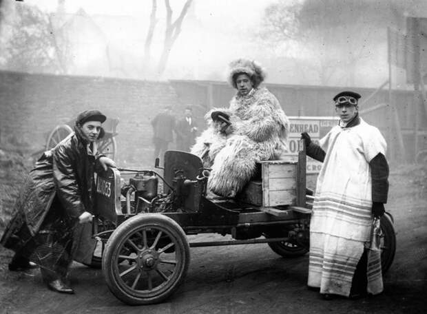 25 января 1907 года. Автомобилисты-любители нарядились для Ливерпульского автосалона авто, история, мода, одежда