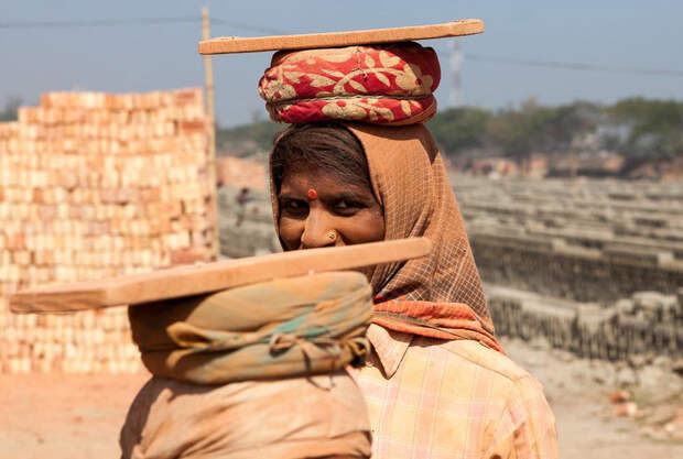От детей до стариков, всем хватит адской работы на кирпичных полях Бангладеш