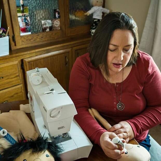 Женщина шьет особенные куклы для детей-инвалидов