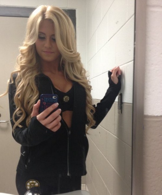 It’s official, mirrors are a girls best friend (35 Photos) It’s official, mirrors are a girls best friend (35 Photos)