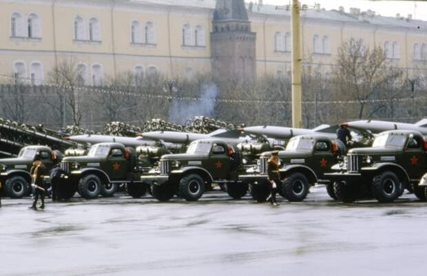 Контрольный осмотр колоны с реактивными системами залпового огня БМД-20 и «Коршун». СССР, военная техника, парад