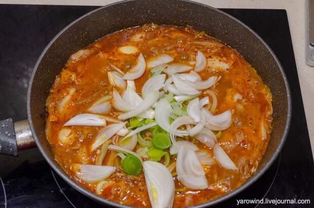 Токпокки с кислым кимчи: корейская классика дома