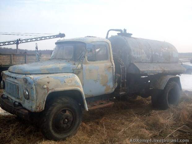 Свалка техники в полях (17 фото)