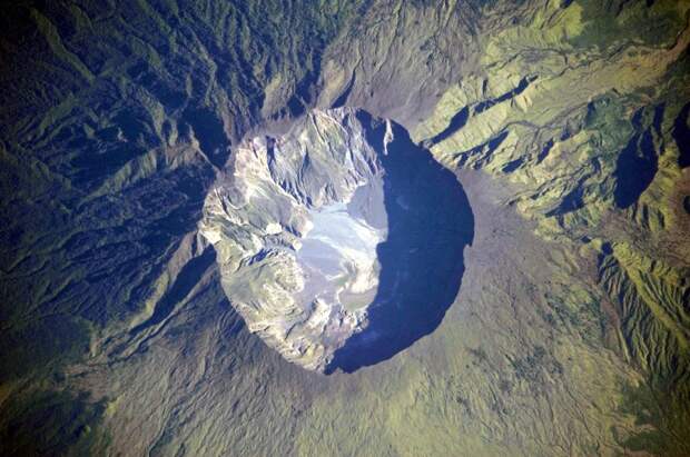 Жерло вулкана Тамбора. Вид из космоса