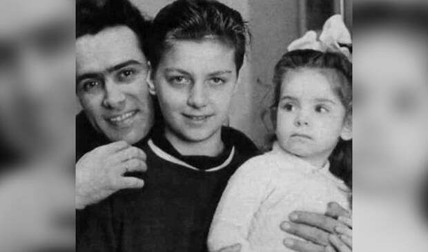 Николай Сличенко с женой и дочкой