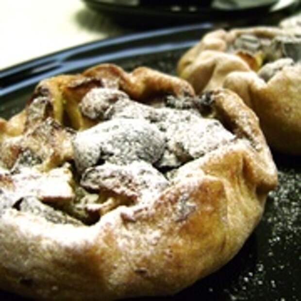 Мини-галеты на сметанном тесте с финиками, сыром и яблоками