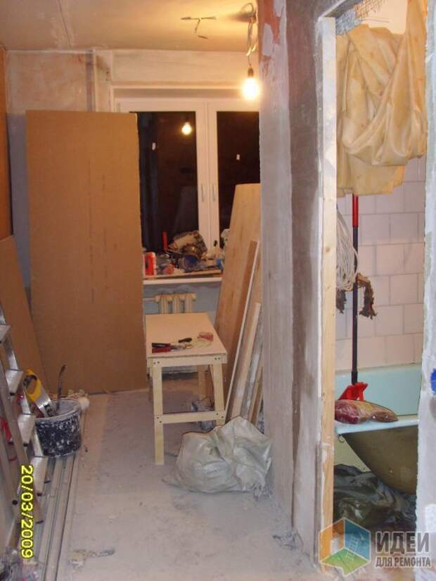 дверной проем в ванную позже сдвигали и расширяли, старая ванна торчала в узком 60-сантиметровом   дверном проеме на 10 см